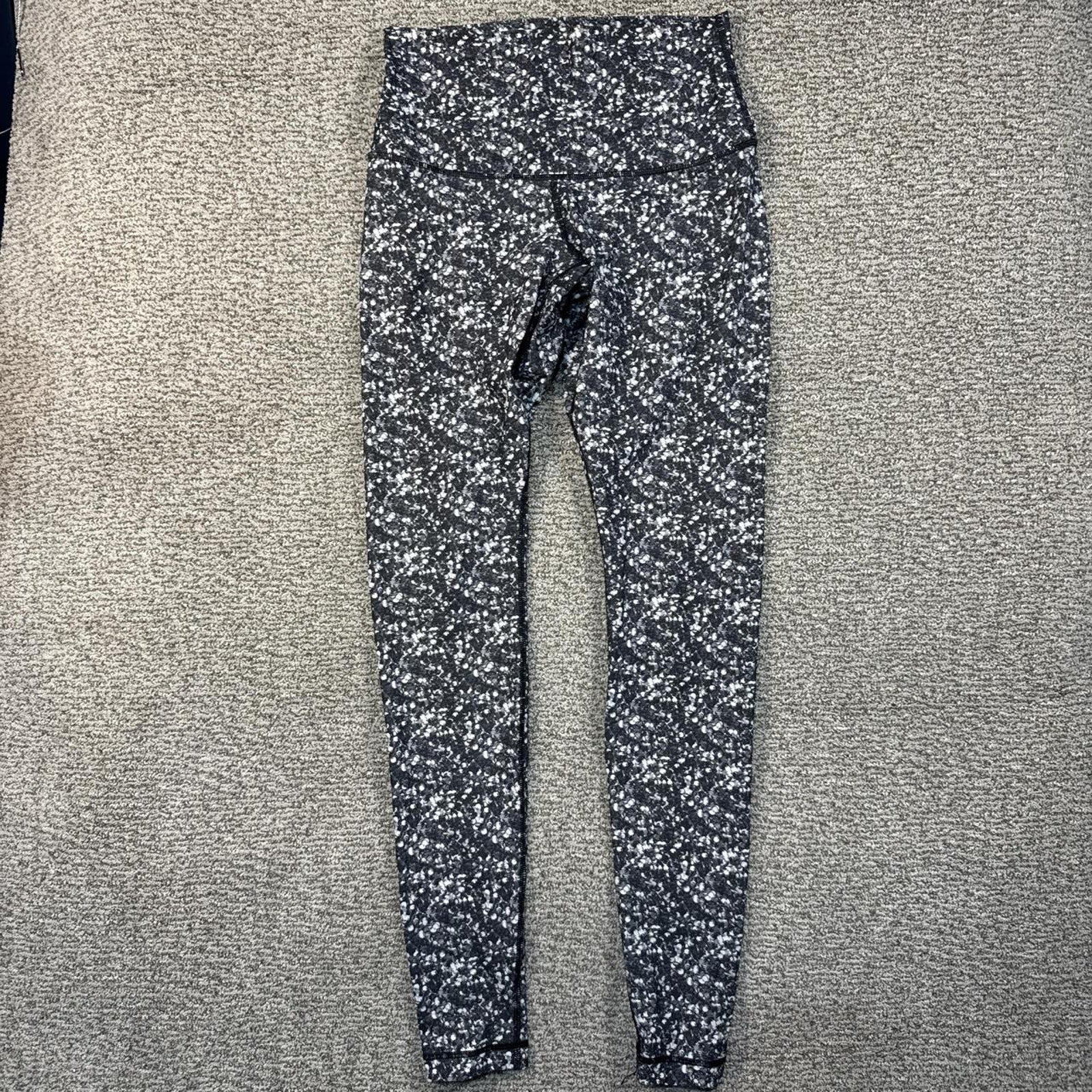 Black and white Lululemon leggings
