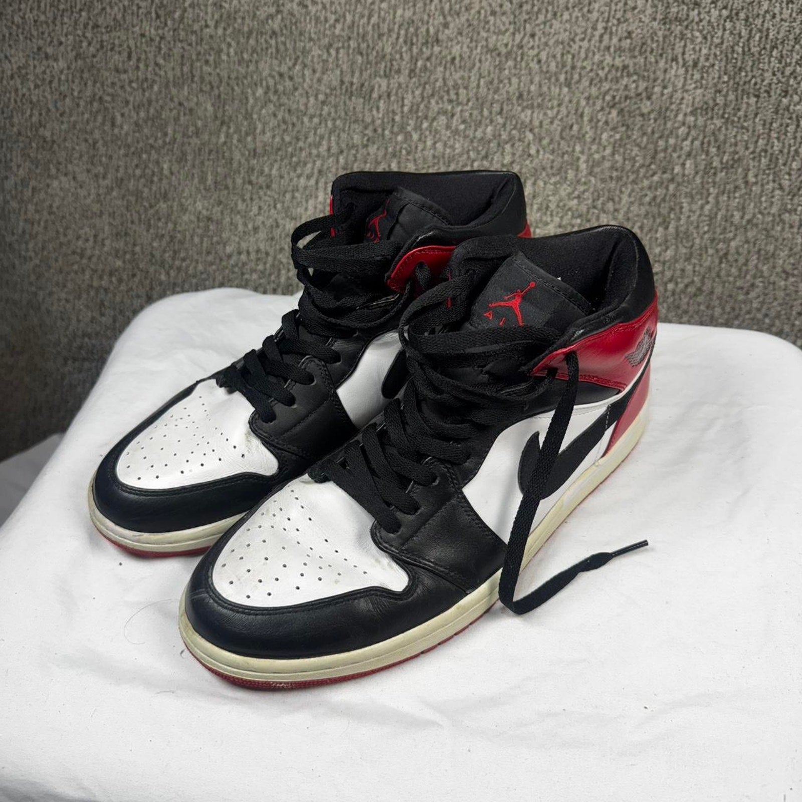 Jordan 1 mid red thunder