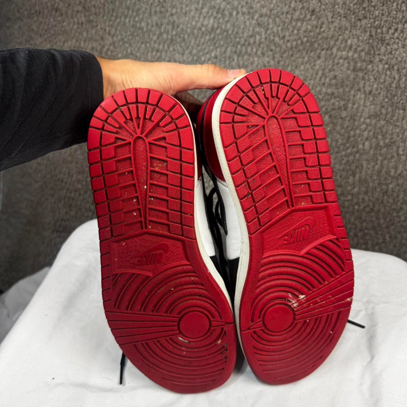 Jordan 1 mid red thunder