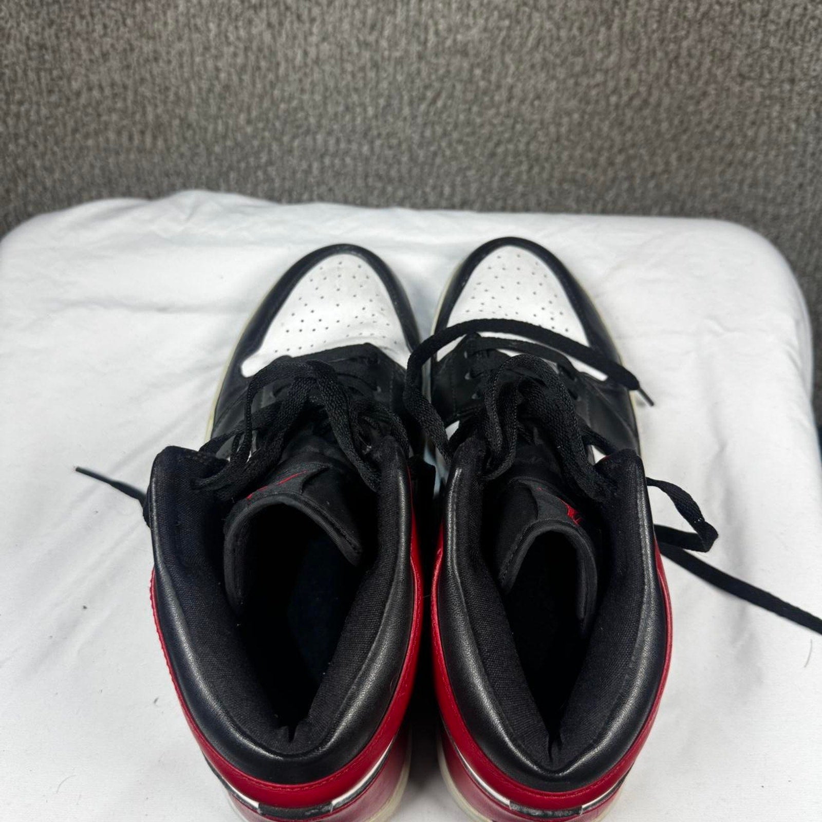 Jordan 1 mid red thunder