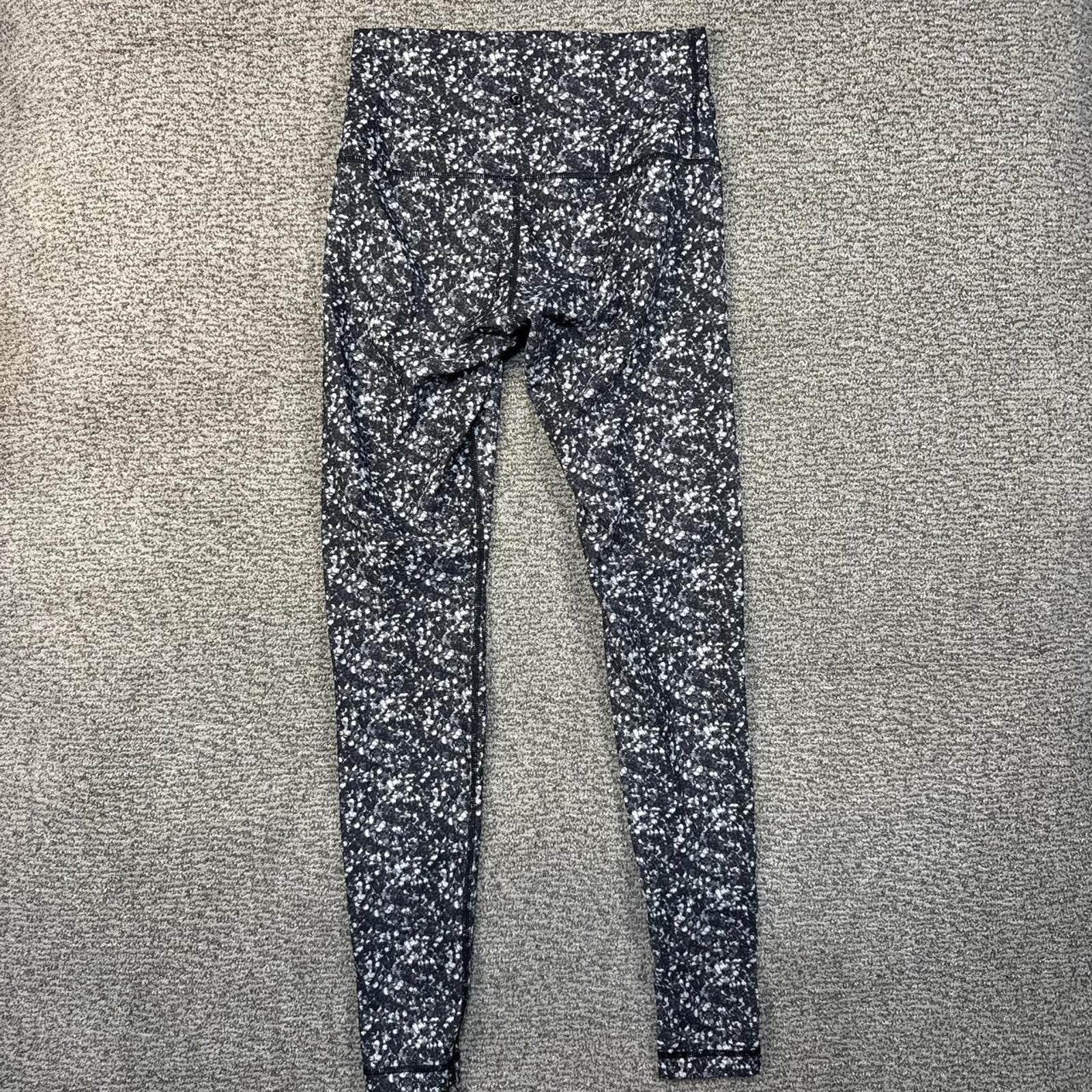 Black and white Lululemon leggings