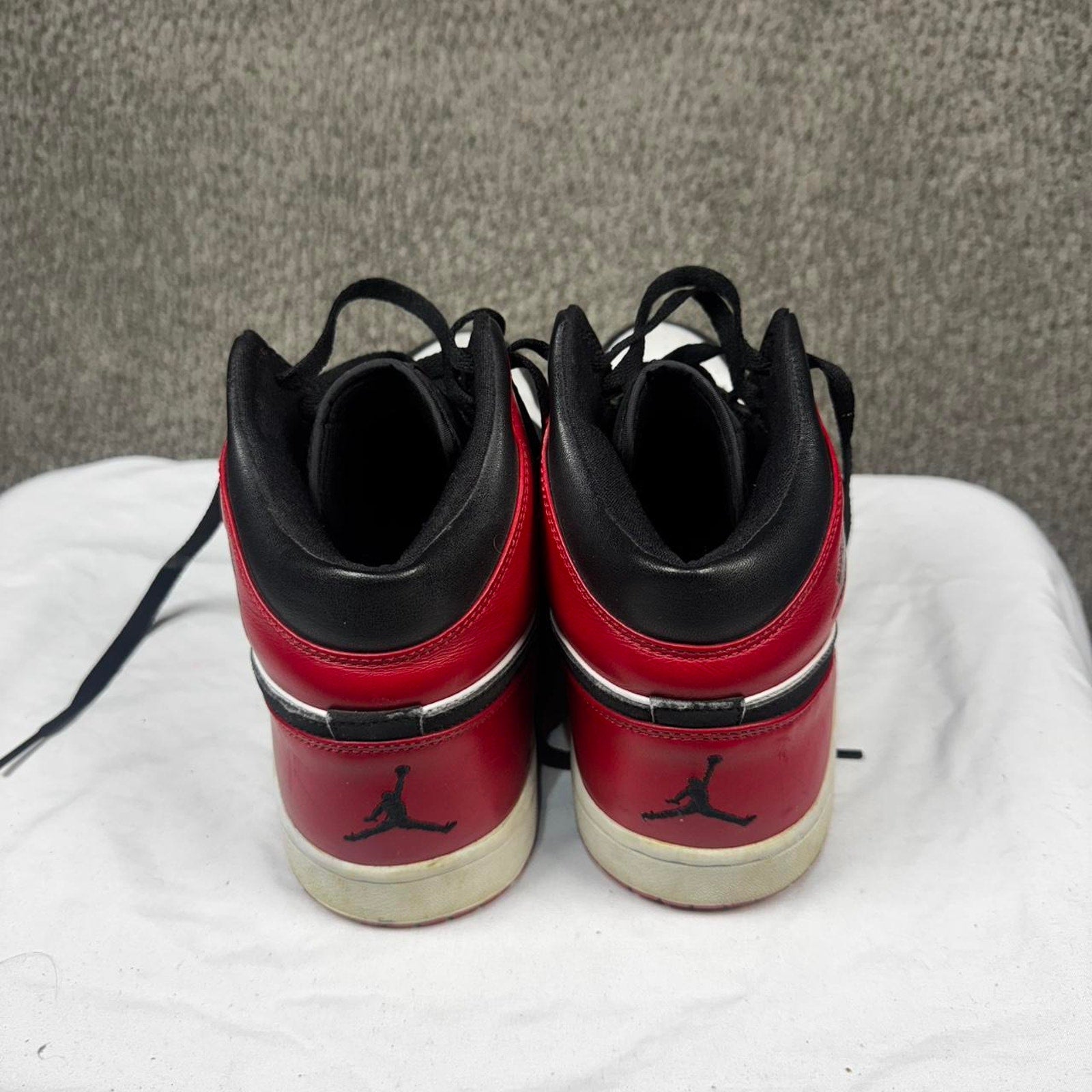 Jordan 1 mid red thunder