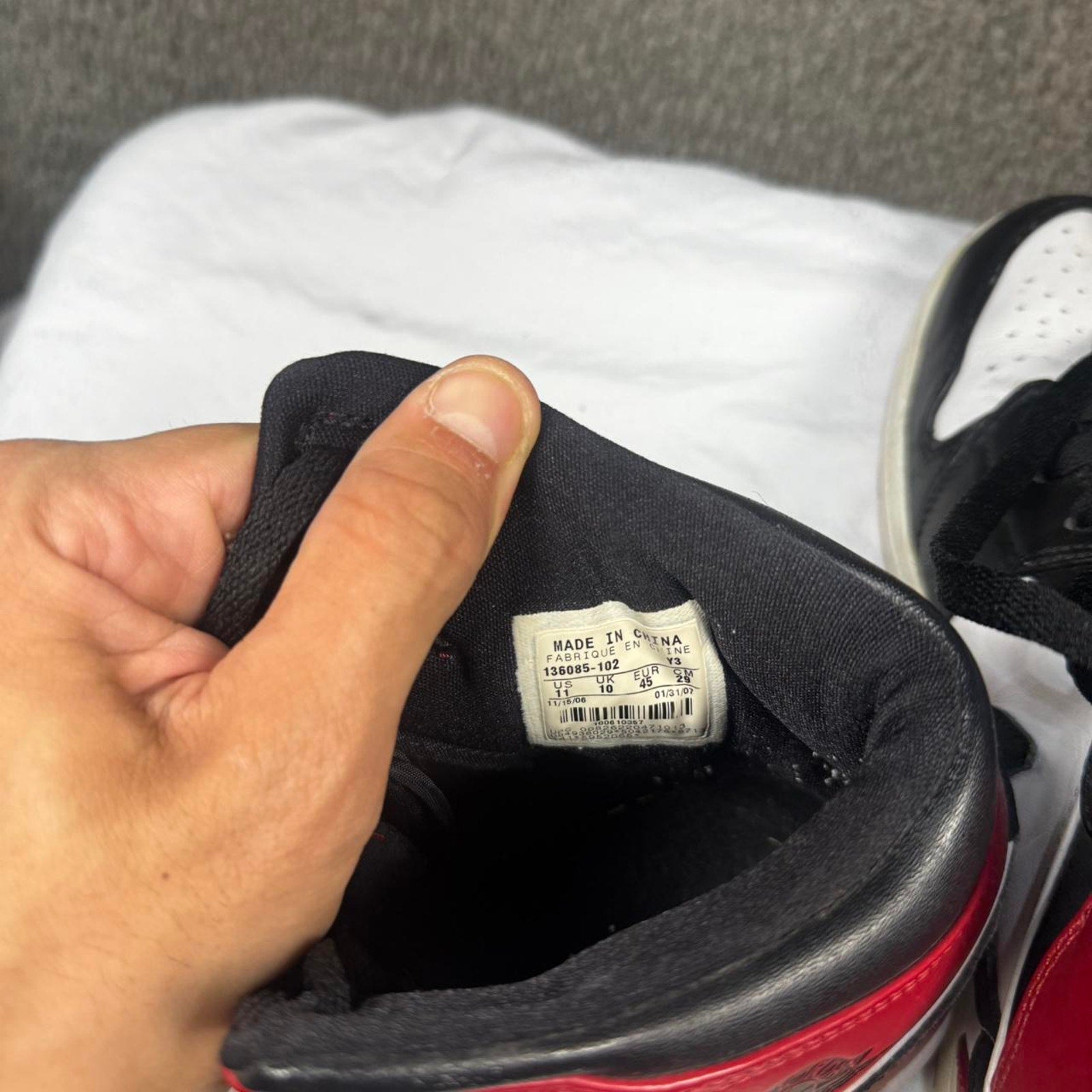 Jordan 1 mid red thunder